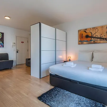 1Bdr Flat With Balcony & Parking By Lovelystay-2